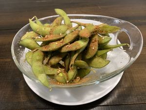 Edamame con semillas de sésamo, lima y canela at Lolín Cafe in Badalona