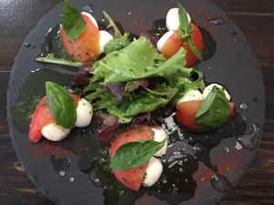 Flor de tomate con perlas de mozzarella y aceite de albahaca at Lolín Cafe in Badalona