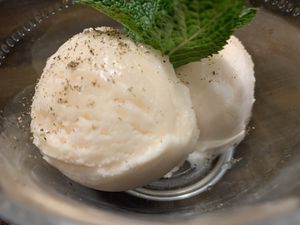 Sorbete de melón con pimienta, zumo de lima y menta at Lolín Cafe in Badalona