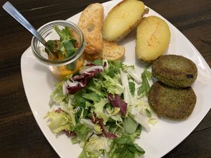 Menú diario mediodía de martes a viernes con opción vegetariana/ vegana €7,50 at Lolín Cafe in Badalona