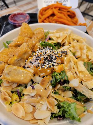 Salad with jackfruit tempeh chicken and sweet potato air fries at Beatnic - Fashion District in New York City