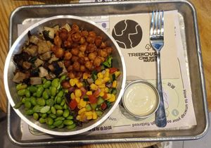 Half & half base
Roasted mushrooms 
Spiced chickpeas 
Edamame
Roasted corn salsa 
Cashew ranch sauce at TREEHOUSE - H Code in Hong Kong Island