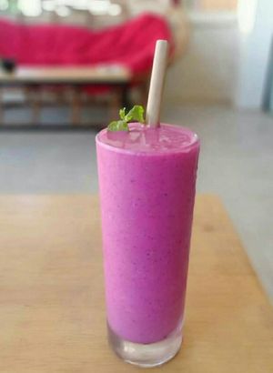 Smoothie with reusable straw at CV Cafe in Kampot