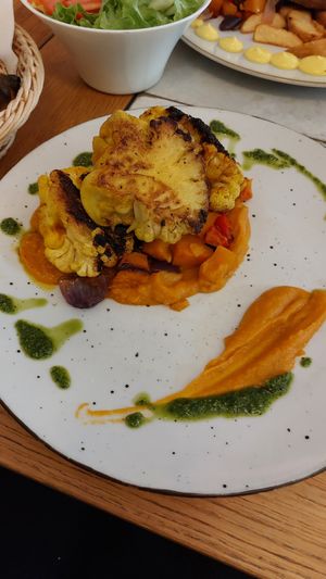 Odrezak od cvjetače. Vegan. at Maslina in Rijeka