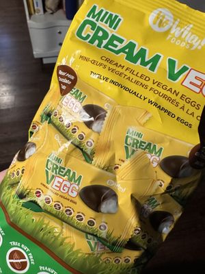 Not much cream inside. Just a small layer that is not liquidy like the picture shows  at Cindysnacks in Centerport