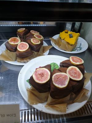 choco fig is seasonal at Apbbang - Future Bakery 앞으로의 빵집 in Seoul