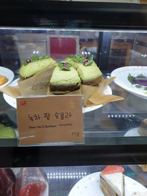 green tea red bean at Apbbang - Future Bakery 앞으로의 빵집 in Seoul