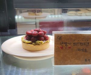 Korean Raspberry Pistachio Tarte at Apbbang - Future Bakery 앞으로의 빵집 in Seoul