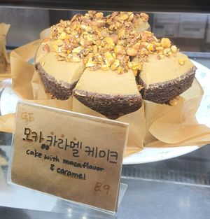 Cake with mocha flavor and caramel at Apbbang - Future Bakery 앞으로의 빵집 in Seoul