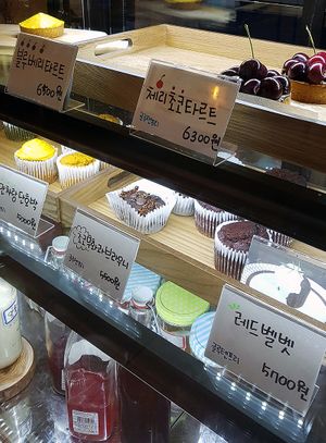 A couple of menu items on display at Apbbang - Future Bakery 앞으로의 빵집 in Seoul