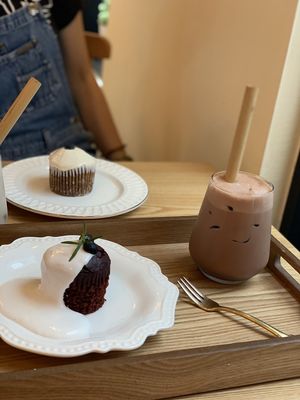 Red Velvet cupcake & Choco-coco latte at Apbbang - Future Bakery 앞으로의 빵집 in Seoul