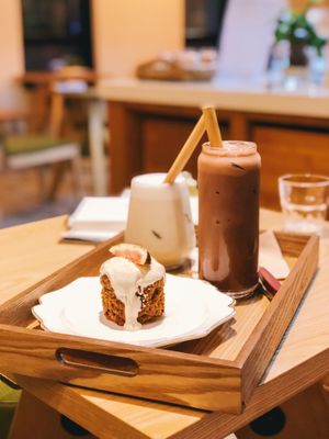 Delicious Drinks: Banana Latte (served iced), Choco Latte (served iced) - both made with Coconut Milk. Carrot Cake muffin (GF) at Apbbang - Future Bakery 앞으로의 빵집 in Seoul