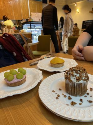 Carrot cake was great, pumpkin think in the back not so much (we dont like sweet black beans), and the highlight was the yogurty cake with grapes at Apbbang - Future Bakery 앞으로의 빵집 in Seoul