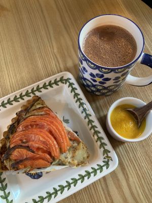Pizza quiche and choco coconut latte  at Apbbang - Future Bakery 앞으로의 빵집 in Seoul
