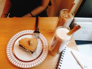 Mugwort red bean cake at Apbbang - Future Bakery 앞으로의 빵집 in Seoul