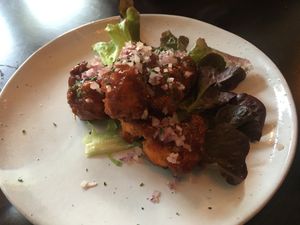 Cauliflower hotwings with shallots at Konijnenvoer in Arnhem