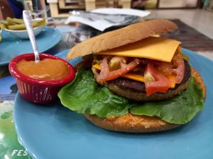 The burger is 😋 at Bayt Sara in Amman