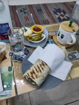 One half of the vegan shawarma 😵 + the dips and pickles at Bayt Sara in Amman