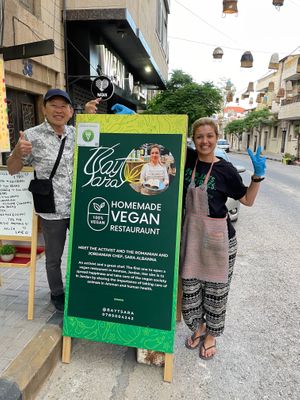 Happy customer and owner at Bayt Sara in Amman