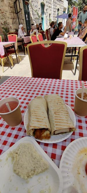 Tofu zinger and cauliflower salad + iced tea at Bayt Sara in Amman