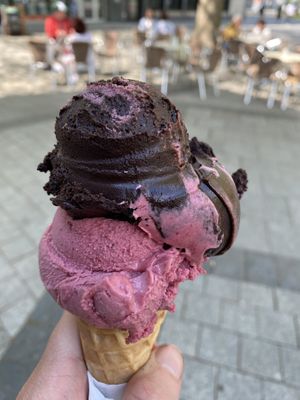 Diverse vegane (gut gekennzeichnete) Eissorten wie dunkle Schokolade und Früchten.  at Massimos Eiscafe in Hannover