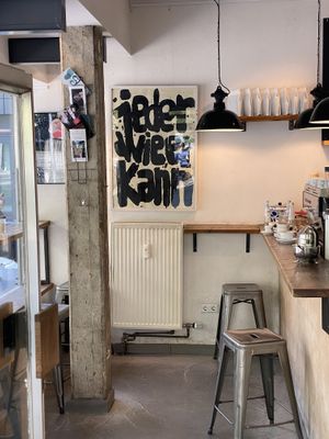 Drinnen wie draußen ist gemütliches Sitzen möglich.  at Massimos Eiscafe in Hannover