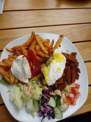 Vegan döner (vöner) plate at Vleischerei in Leipzig