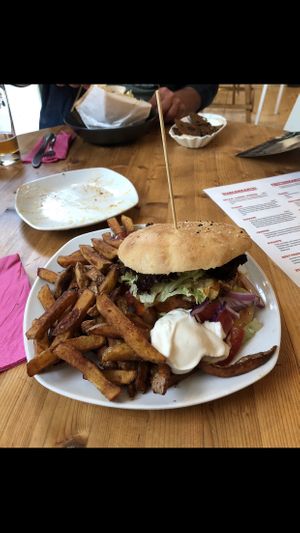 Cheeseburger and fries   at Vleischerei in Leipzig