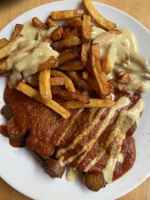 Currywurst mit Fritten und käsesauce   at Vleischerei in Leipzig