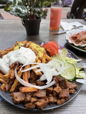 Vöner Teller with Tzaziki and cheeze sauce  at Vleischerei in Leipzig