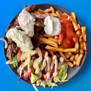 Gyros-Teller mit Soja-Gyros, Pommes, Salat & leckeren Saucen. 👍🏻  at Vleischerei in Leipzig
