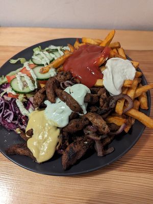 Gyros-Teller mit Keese+Tzatziki Sauce at Vleischerei in Leipzig