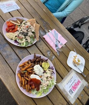 Essen auf dem Tisch draußen, von links nach rechts Salat Teller, Gyros Teller, und Zitronenkuchen  at Vleischerei in Leipzig