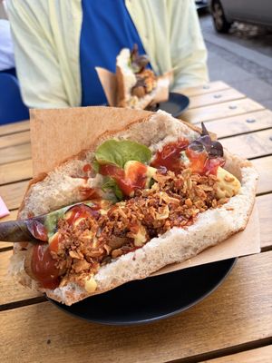 Bratwurst mit Sauerkraut im Fladenbrot 👍  at Vleischerei in Leipzig
