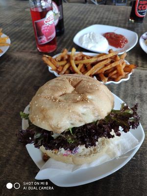 Burger mit Pommes. at Vleischerei in Leipzig