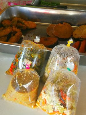 Takeaway dishes at Youta Vegetarian 1 in Mae Klong