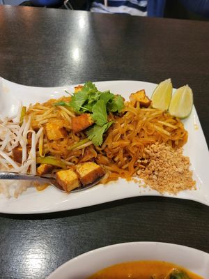 Vegan Pad Thai 😋 at Thotsakan in San Diego