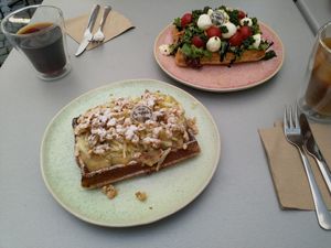 Süße vegane Waffel mit Crunchy Apple im Vordergrund, weiter hinten ist noch die herzhafte vegetarische Waffel mit Tomate und Mozzarella. at OMW! Das kleine Café in Ulm