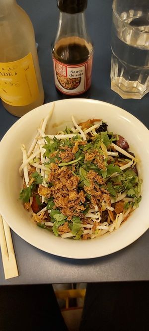 Veggie chow mein at La Cantine Viêtgétarienne in Paris