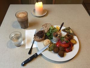 Tante linsser with vegan nutella and oatmilk latte at Kalaset in Copenhagen