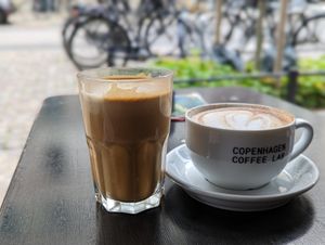Oak milk latte and cappuccino at Kalaset in Copenhagen