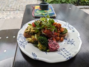 Vegan brunch (tofu og miso søde kartofler) at Kalaset in Copenhagen