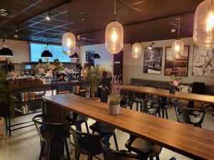 Inside at AMS - Joe & The Juice  in Schiphol