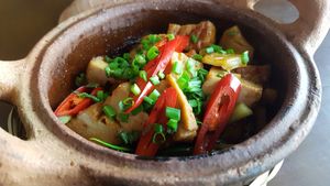 caramelized tofu. more infos and a vegan guide for Phu Quoc at www.the-vegan-travelers.com at Tin Tin Pizzas in Phu Quoc