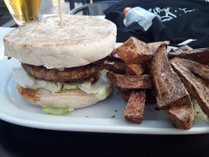 Hamburguer de tempeh at Hamburgueria do Bairro - Alexandre Herculano in Cascais