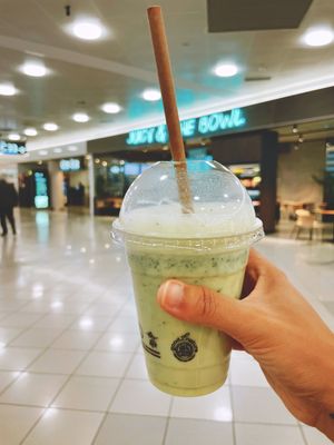 Banana mint and oat milk   at VIE - Juicy & The Bowl - T1 in Vienna