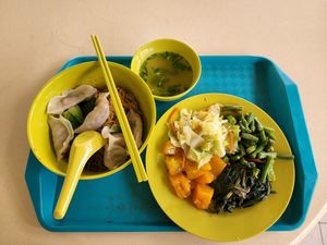 Dry noodles and vegetables 👍 at Vegetarian Ideas 不荤主义 in Northeast Singapore