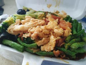 Look at the portion, it is overflow ... 🤭🤭 at Vegetarian Ideas 不荤主义 in Northeast Singapore