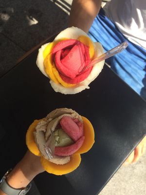 Typical rose form of the ice at Amorino - Carmelitas in Porto