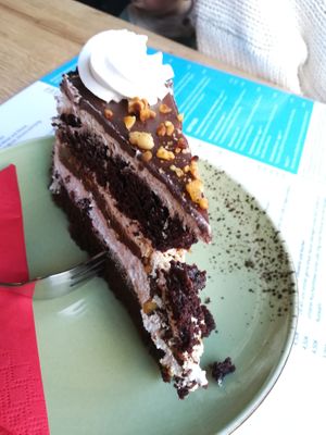 Vegan Snickers cake at Doppeltsolecker in Dortmund